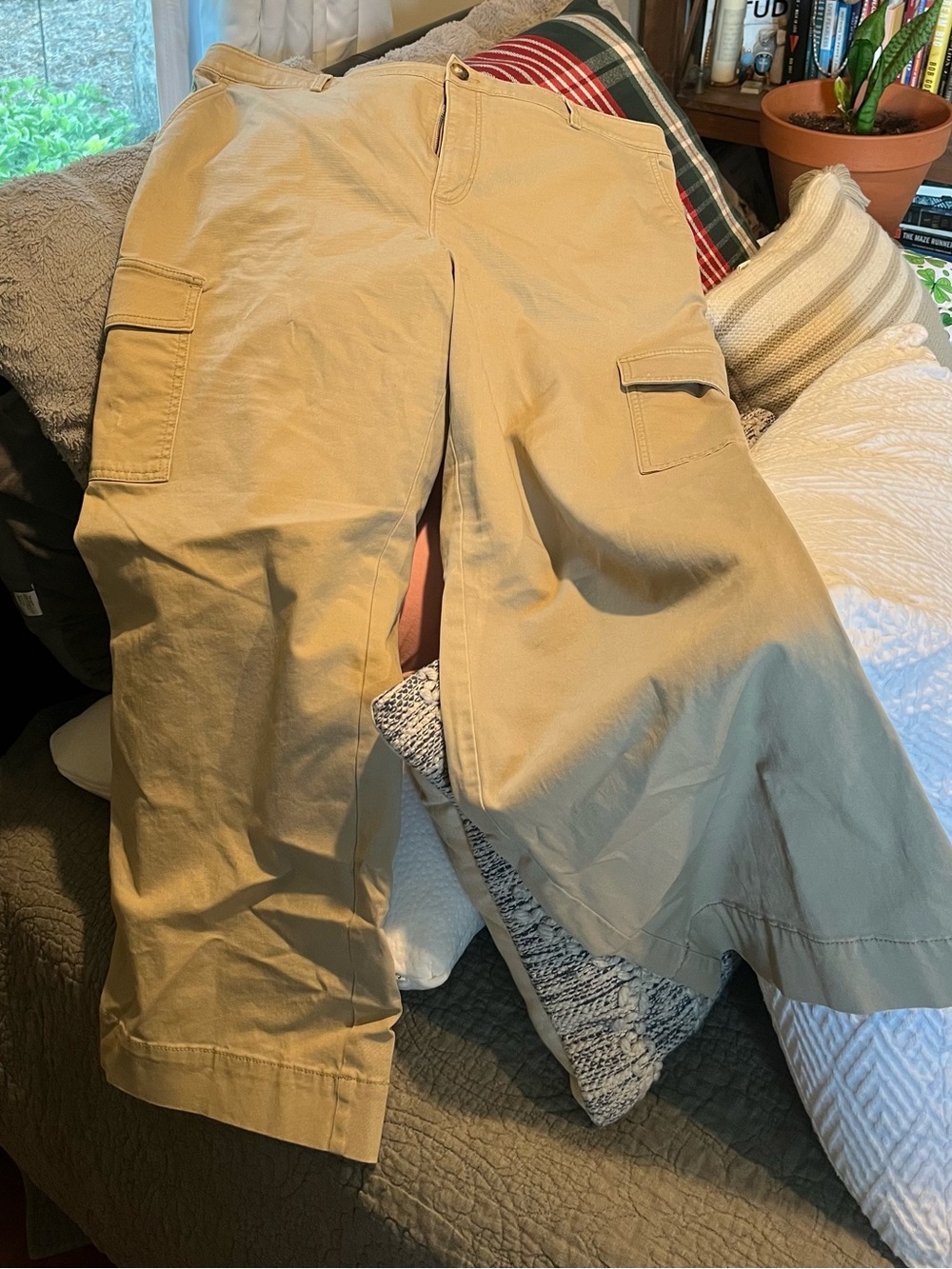 Women’s Loft Cargo Pants in Khaki